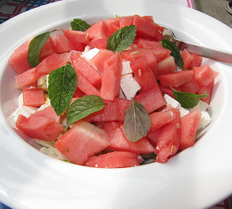 Recette Facile d’été :  Salade de pastèque et feta avec vinaigrette au basilic.